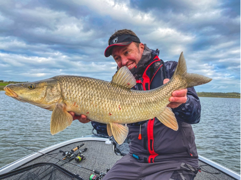 Alqueva Escape Fishing, Venez vivre une expérience unique, sur l'un des plus grands lacs d'Europe, pour un séjour en famille ou entre amis, à traquer sandre, barbeau ou black-bass. Sylvain avec un barbeau