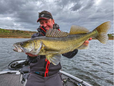Alqueva Escape Fishing, Venez vivre une expérience unique, sur l'un des plus grands lacs d'Europe, pour un séjour en famille ou entre amis, à traquer sandre, barbeau ou black-bass. Sylvain Legendre avec un sandre