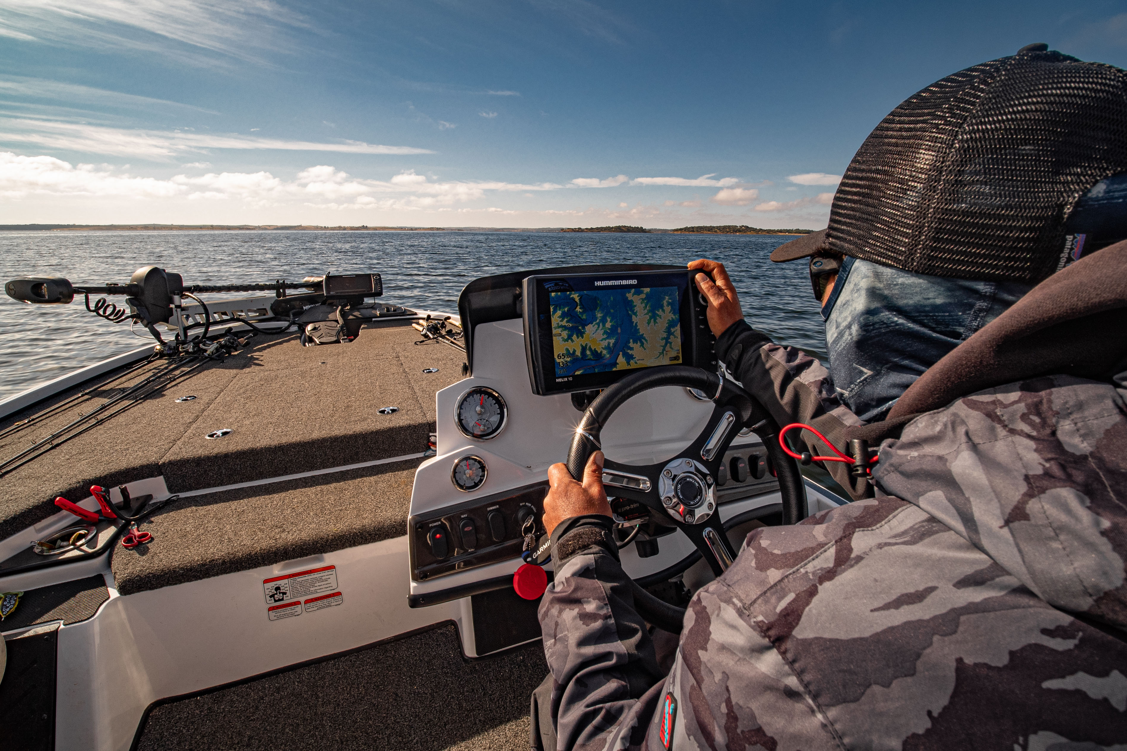 Alqueva Escape Fishing, Venez vivre une expérience unique, sur l'un des plus grands lacs d'Europe, pour un séjour en famille ou entre amis, à traquer sandre, barbeau ou black-bass. Sylvain Legendre, avec un beau sandre leurrer sur le barrage d'Alqueva
