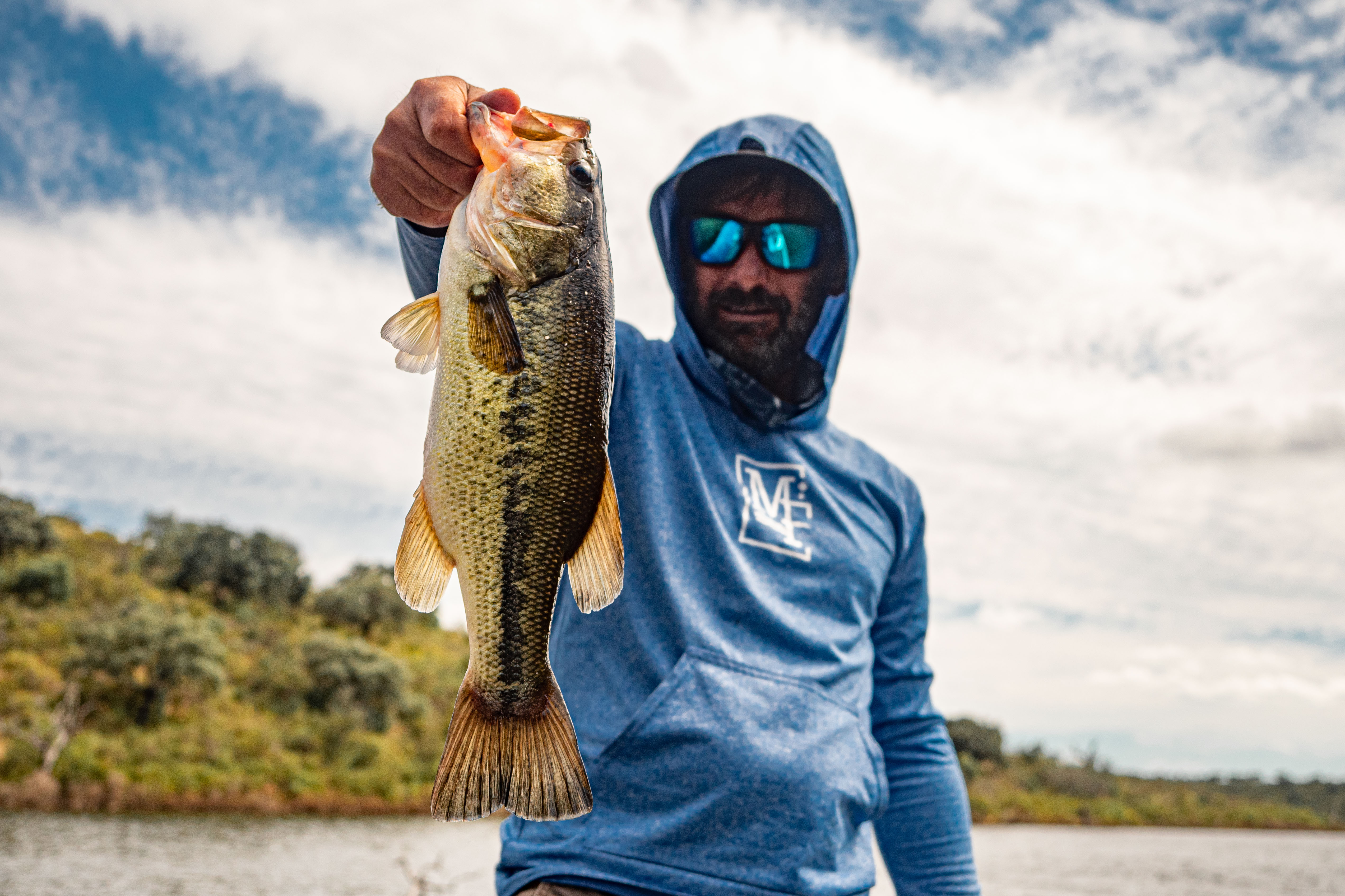 Alqueva Escape Fishing, Venez vivre une expérience de pêche unique, sur l'un des plus grands lacs d'Europe, pour un séjour en famille ou entre amis, à traquer sandre, barbeau ou black-bass. Kalou avec un jolie black-bass pêché sur Alqueva