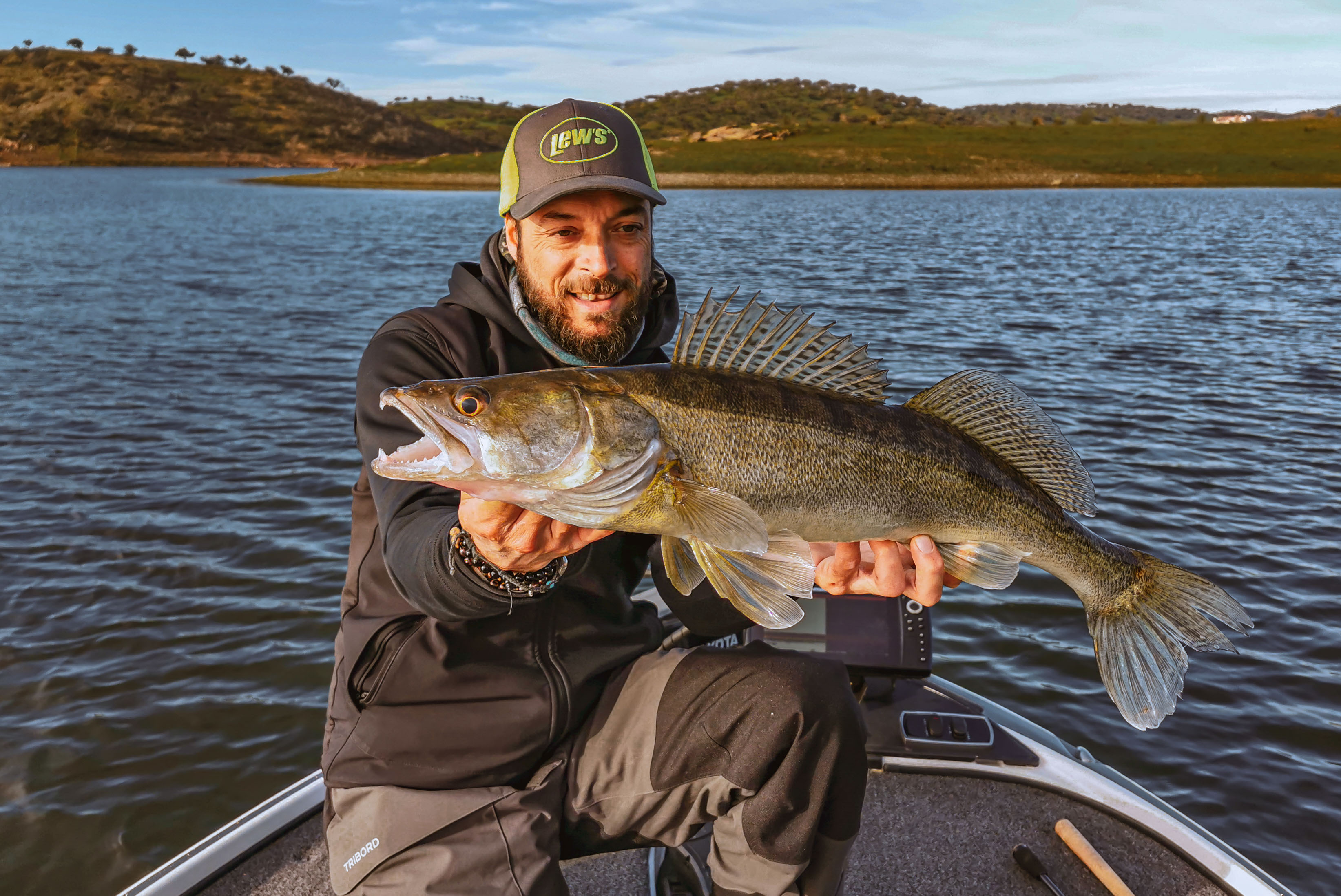Alqueva Escape Fishing, Venez vivre une expérience unique, sur l'un des plus grands lacs d'Europe, pour un séjour en famille ou entre amis, à traquer sandre, barbeau ou black-bass. Sylvain Legendre avec un beau sandre
