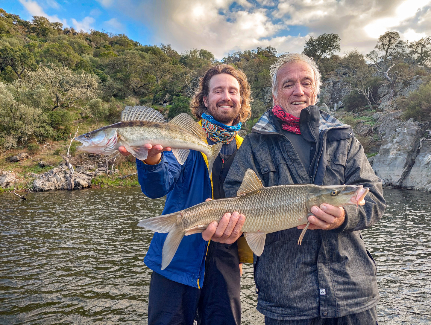 Alqueva Escape Fishing, Venez vivre une expérience de pêche unique, sur l'un des plus grands lacs d'Europe, pour un séjour en famille ou entre amis, à traquer sandre, barbeau ou black-bass. Kalou et Hugo pêchant dans une hanse du lac